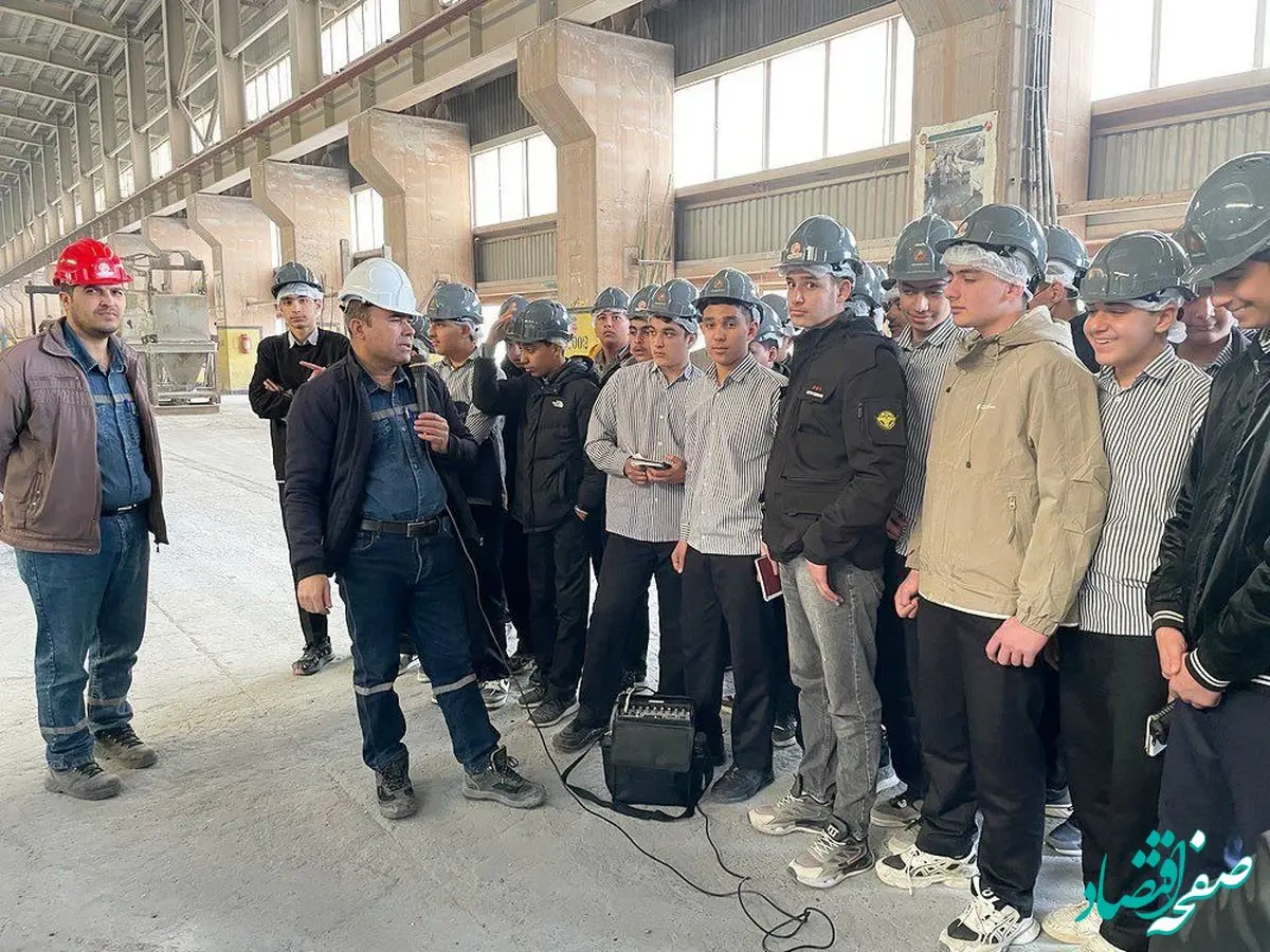 بازدید دانش‌آموزان پایه نهم مدرسه نمونه دولتی موعود شهرستان گرمه از شرکت آلومینای ایران