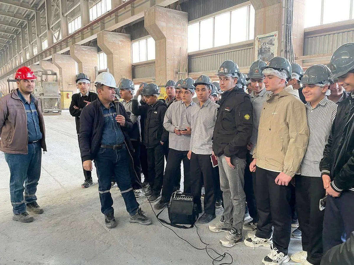 بازدید دانش‌آموزان پایه نهم مدرسه نمونه دولتی موعود شهرستان گرمه از شرکت آلومینای ایران