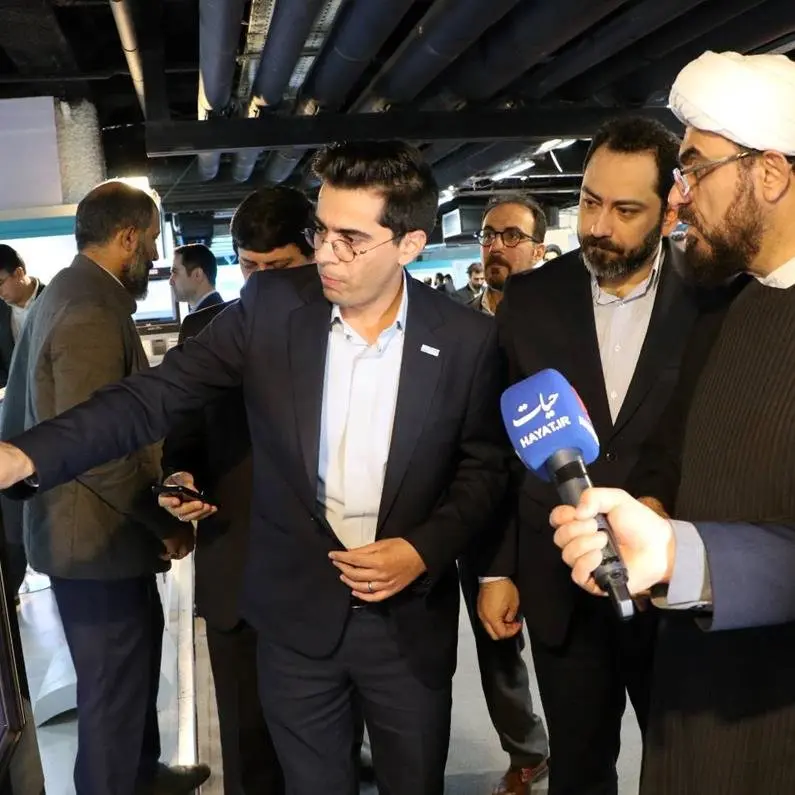 بازدید رئیس مرکز ارتباطات مردمی ریاست جمهوری از غرفهی بیمه دی