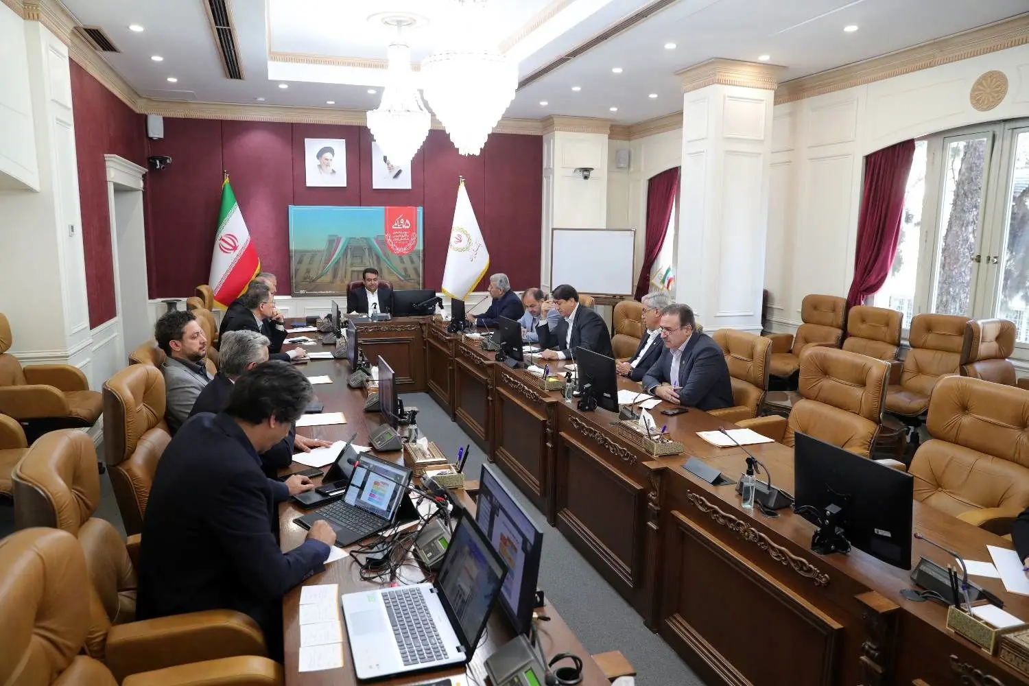 نشست تشریح برنامه های عملیاتی شعب در سال جاری با حضور مدیرعامل و مدیران ارشد بانک ملی ایران