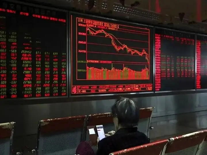 سقوط بازارهای آسیا همزمان با صعود قیمت نفت به دنبال طرح ترامپ برای محاصره تنگه هرمز