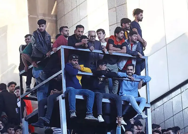 فولادی‌ها در دورترین نقطه استادیوم، بازی با پرسپولیس را تماشا کردند!