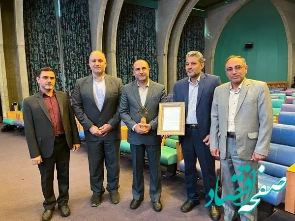 شرکت فولاد امیرکبیر کاشان به عنوان واحد نمونه استانی استاندارد در سال 1401 انتخاب شد