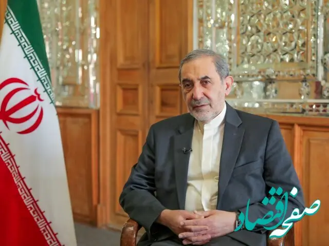 تصویر قدیمی از جوانی ولایتی در کنار رهبر انقلاب غوغا به پا کرد