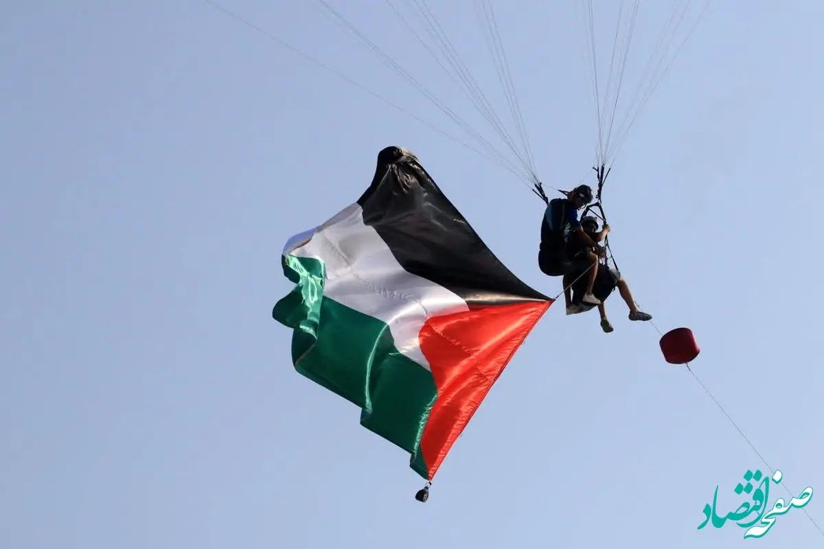 اهتزاز پرچم فلسطین بر فراز آب های خلیج فارس توسط پاراگلایدرسواران قشم
