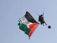 اهتزاز پرچم فلسطین بر فراز آب های خلیج فارس توسط پاراگلایدرسواران قشم