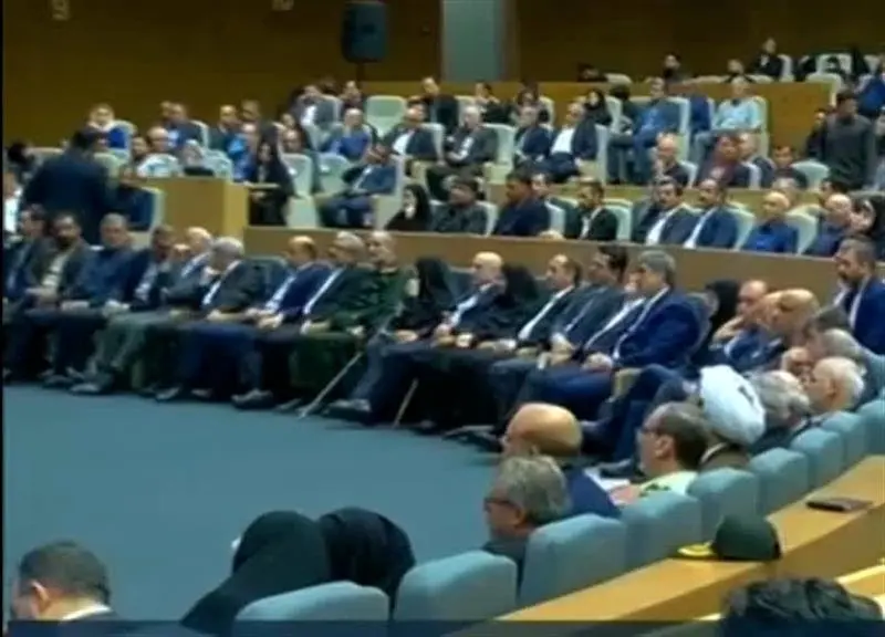 دیدار صمیمانه مدیرعامل ذوبآهن اصفهان با رئیسجمهور در اصفهان