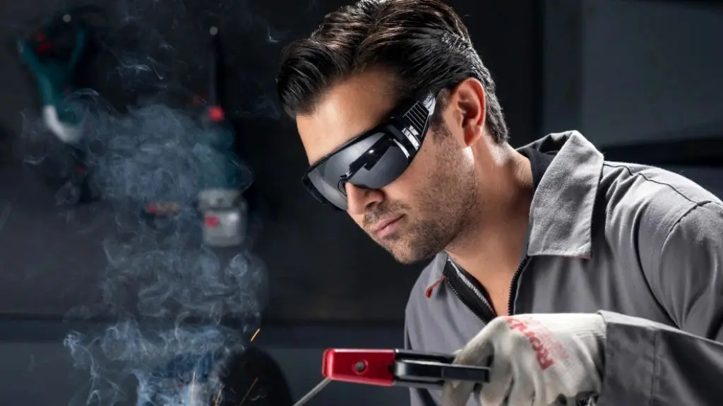 خرید عینک استاندارد ضد UV، اولویت سلامت نیروی انسانی است نه کالای لوکس 