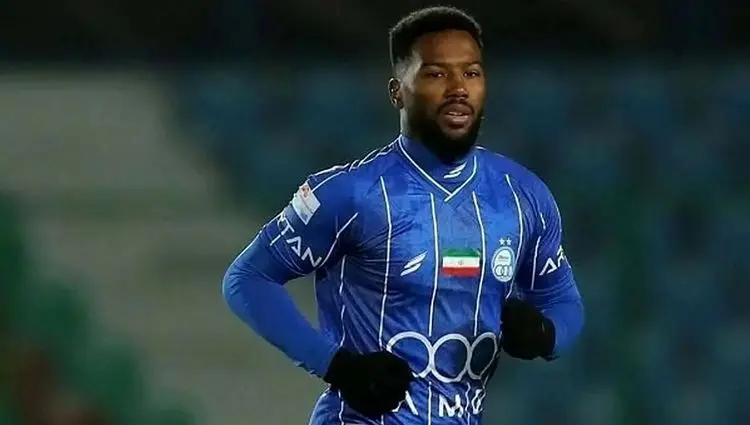 شغل خاص بازیکن استقلال در فرانسه چیست؟ 