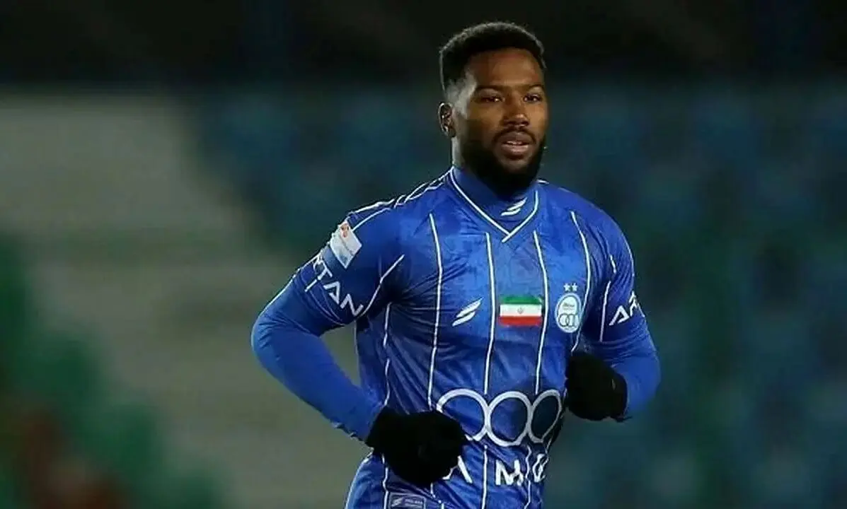 شغل خاص بازیکن استقلال در فرانسه چیست؟ 