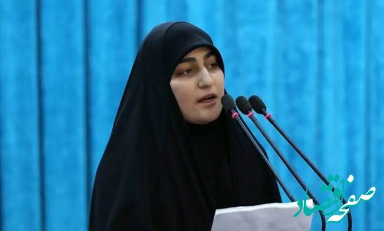 تصویر چهره غمناک دختر سردار سلیمانی در حسینیه امام خمینی