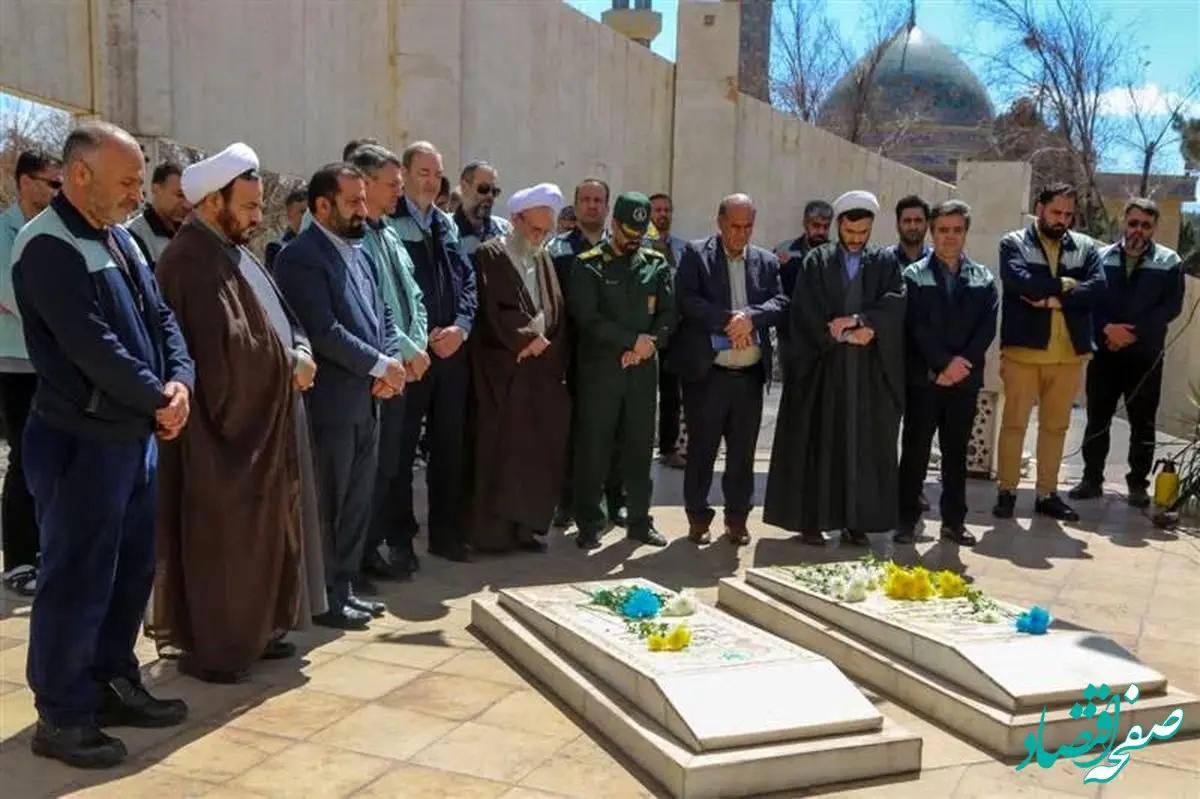 غبارروبی و گلباران مزار شهدای گمنام ذوب‌آهن اصفهان