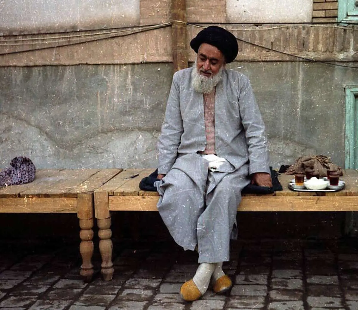 ببینید | تصویری کمتر دیده شده از رهبر انقلاب در کنار شهید محراب