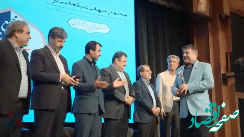 تقدیر از شرکت پتروشیمی مارون در دومین مجمع جهانی دیپلماسی برند / اهدای تندیس به شرکت پتروشیمی مارون در همایش بین‌المللی صدا و سیما