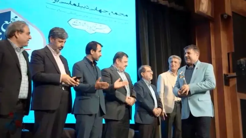 تقدیر از شرکت پتروشیمی مارون در دومین مجمع جهانی دیپلماسی برند / اهدای تندیس به شرکت پتروشیمی مارون در همایش بینالمللی صدا و سیما