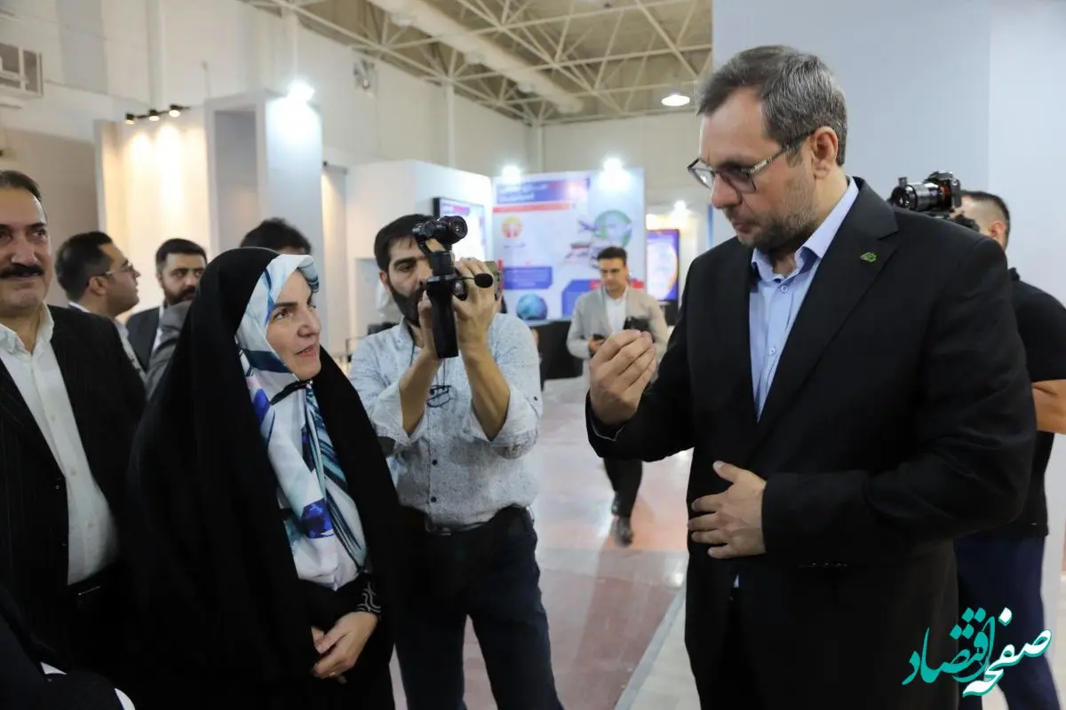 بازدید مشاور رئیس‌جمهور از غرفه منطقه آزاد ماکو در نمایشگاه بین‌المللی حمل‌ونقل و لجستیک