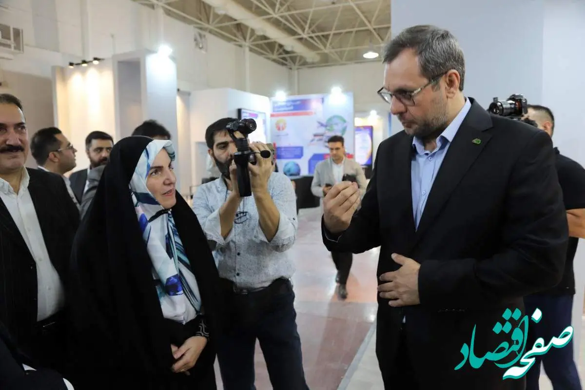 بازدید مشاور رئیس‌جمهور از غرفه منطقه آزاد ماکو در نمایشگاه بین‌المللی حمل‌ونقل و لجستیک
