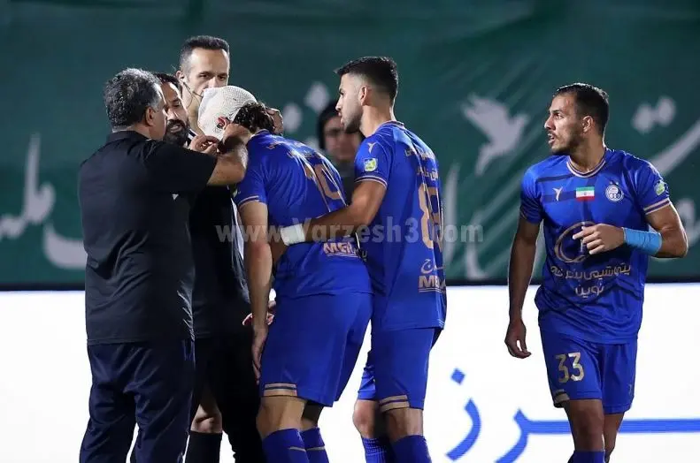 گزارش نیمه اول بازی استقلال - پرسپولیس