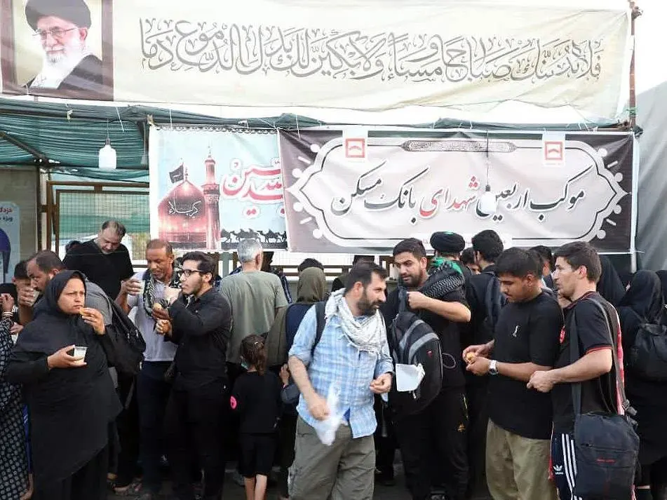 خدمات‌رسانی بانک مسکن به زائران اربعین حسینی با راه‌اندازی موکب‌ در مرزهای چذابه و شلمچه/ جلوه‌ای از تعهد اجتماعی بانک مسکن همزمان با پیاده‌روی بزرگ اربعین حسینی