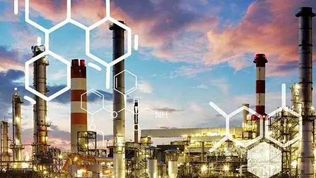 تعویق‌های پرهزینه پتروشیمی؛ وقتی اختلاف بر سر قیمت‌ها سرمایه‌گذاران را فرسوده می‌کند