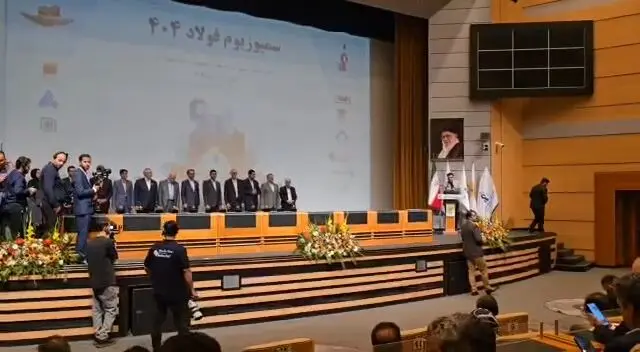 تقدیر از مهندس ابراهیمیان، همکار پژوهشگر فولاد خراسان ‌‌و همکاران این پژوهش در آیین پایانی همایش فولاد ایران ۱۴۰۴