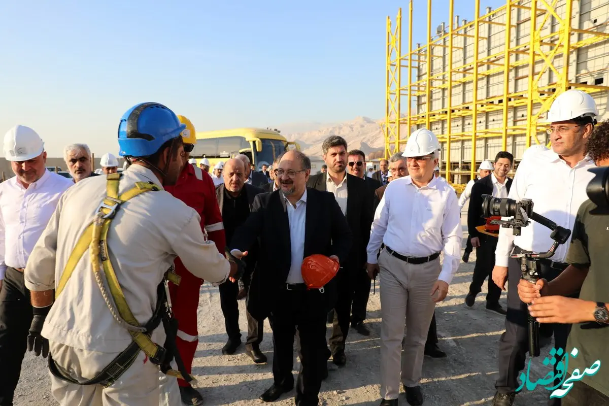 بازدید محمد شریعتمداری از ابرپروژه هرمز خلیج فارس