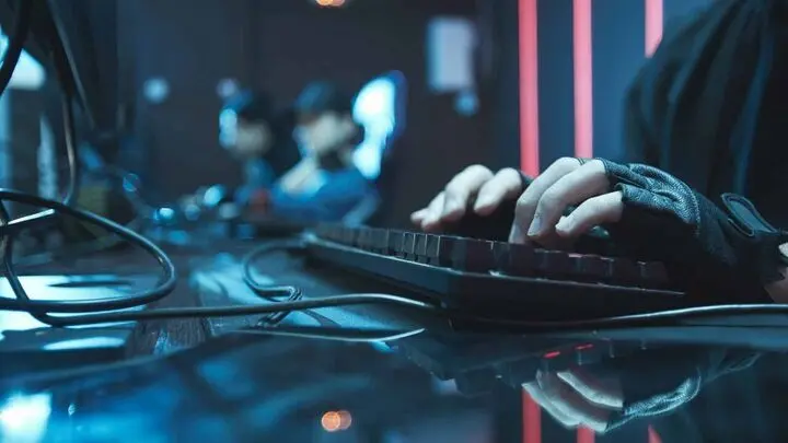 اولین حمله سایبری واقعی با هوش مصنوعی: گوگل از کشف حفره امنیتی روز صفر خبر داد که هکرها خودشان آن را پیدا کرده‌اند