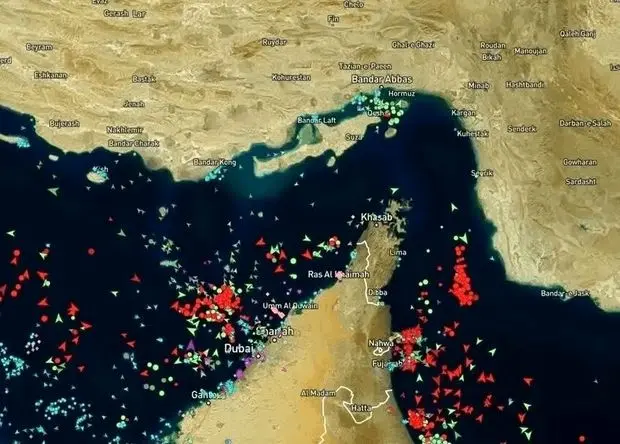 عبور یک کشتی فله بر دیگر از تنگه هرمز 