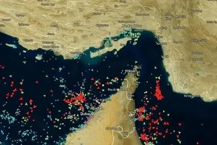هشدار به یک نفتکش در تنگه هرمز؛ ناخدا مسیر کشتی را عوض کرد