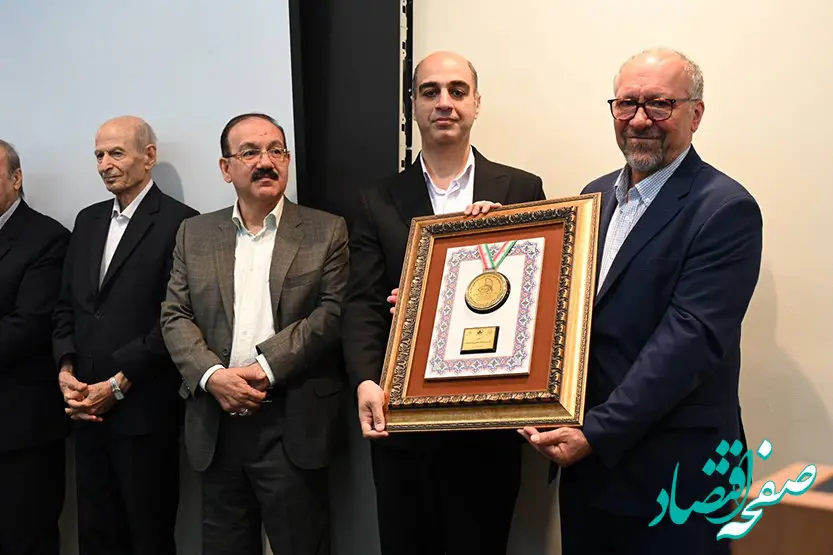 اهدای نشان عالی مدیریت روابط عمومی و مدال زرین به داریوش سهرابی