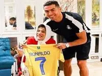 آقایان لطفاً هدیه خواهرم  را پس دهید!بالا کشیدن هدیه رونالدو به دختر معلول ایران توسط باشگاه پرسپولیس!