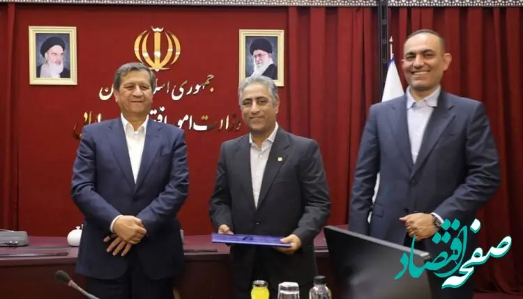 حکم انتصاب مدیرعامل بانک صنعت و معدن توسط وزیر امور اقتصادی و دارایی اهدا شد