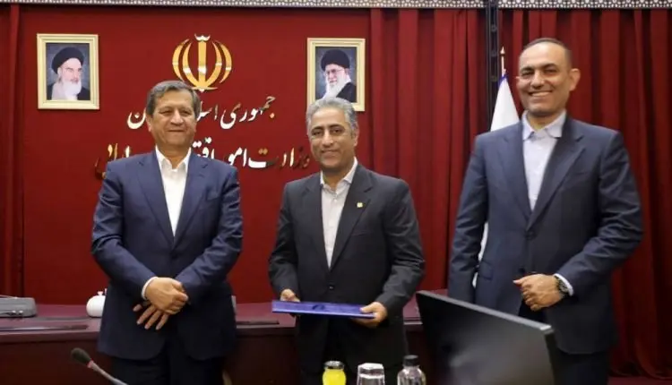 حکم انتصاب مدیرعامل بانک صنعت و معدن توسط وزیر امور اقتصادی و دارایی اهدا شد