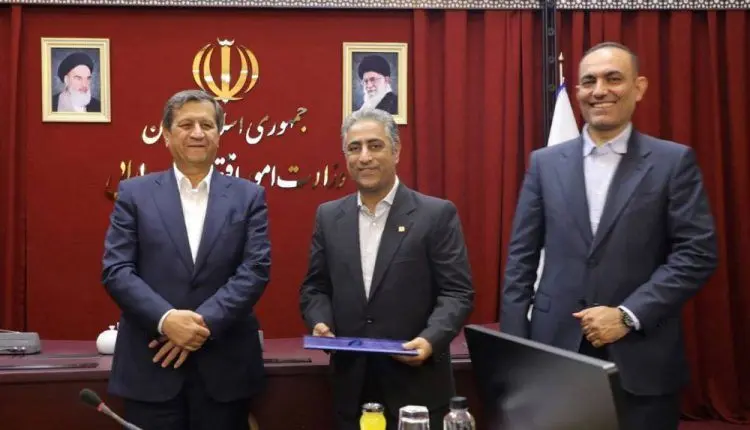 حکم انتصاب مدیرعامل بانک صنعت و معدن توسط وزیر امور اقتصادی و دارایی اهدا شد