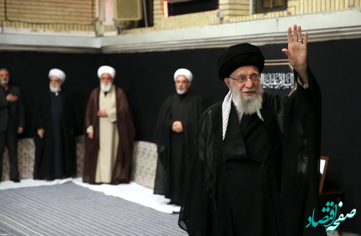 عکسی از این فرد خیلی معروف در کنار سردار سلامی در مراسم شب عاشورای بیت رهبری