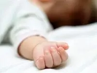 فوری / جان باختن این کودک دو ساله از گرسنگی در پی مرگ پدرش در خانه