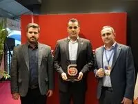 تندیس انجمن فولاد ایران در دستان فولاد مردان اکسین خوزستان