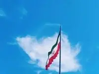 یک تصویر خاص معنادار ابر به شکل ایران در پشت پرچم ایستاده 