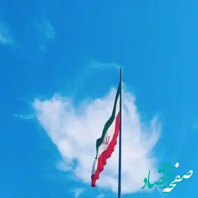 یک تصویر خاص معنادار ابر به شکل ایران در پشت پرچم ایستاده 
