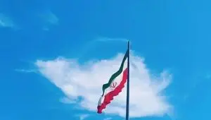یک تصویر خاص معنادار ابر به شکل ایران در پشت پرچم ایستاده 
