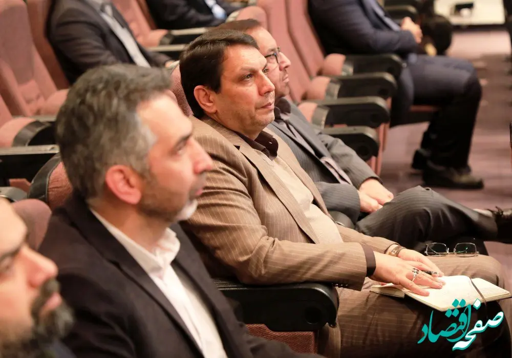 اعطای تندیس و لوح تقدیر، به موسسه اعتباری ملل