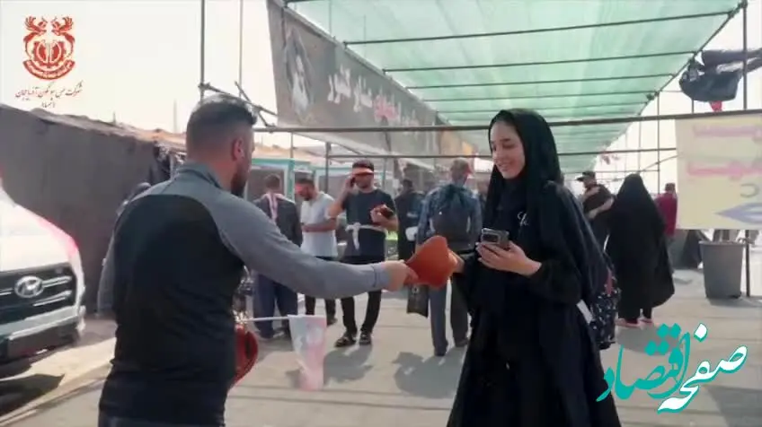ویدیو: توزیع بیش از ۱۶ هزار آفتابگیر برای زائران اربعین در مرز مهران توسط مجتمع مس سونگون