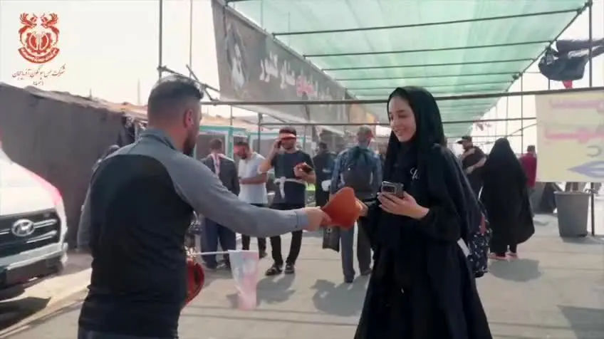 ویدیو: توزیع بیش از ۱۶ هزار آفتابگیر برای زائران اربعین در مرز مهران توسط مجتمع مس سونگون