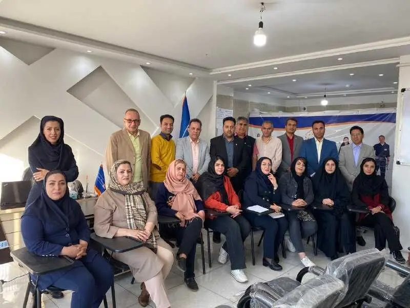 جلسه آموزشی نمایندگان فروش بیمه زندگی خاورمیانه استان همدان 