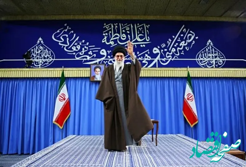 تصویری ویژه از رهبر انقلاب مقابل آخرین عکس به جا مانده از بارگاه امام حسن(ع)