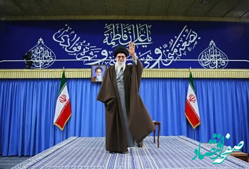 تصویری ویژه از رهبر انقلاب مقابل آخرین عکس به جا مانده از بارگاه امام حسن(ع)