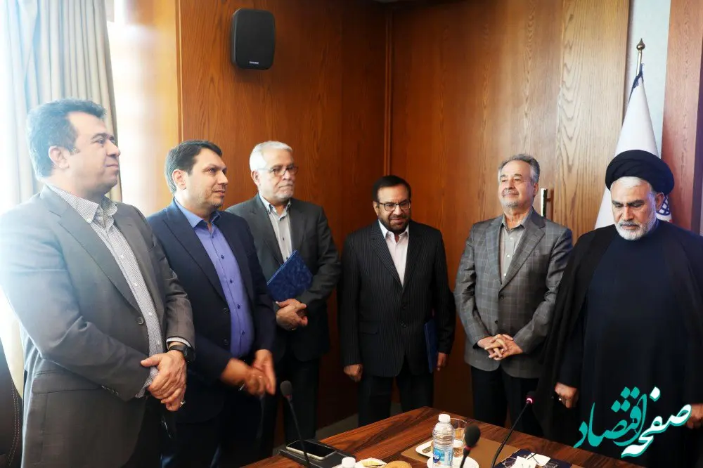 پرچم ملل را سربلند نگه داریم