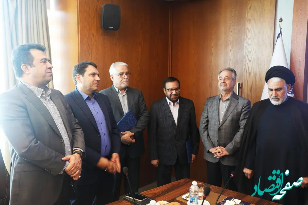 پرچم ملل را سربلند نگه داریم