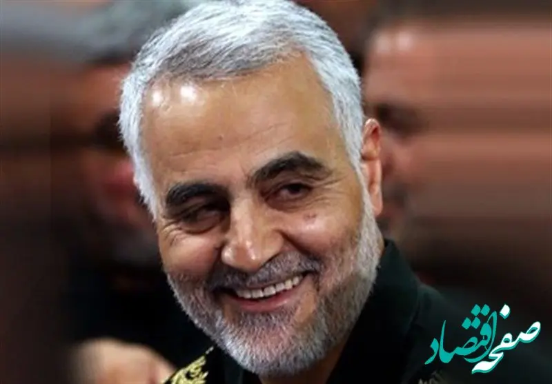 عکسی بی نظیر و کمتر دیده شده از پدر شهید سلیمانی در آغوش حاج قاسم + تصویر