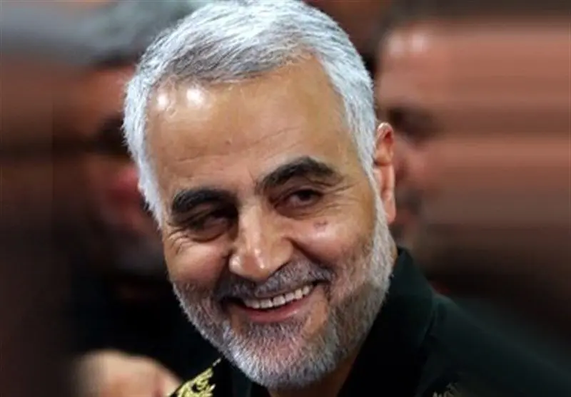 عکسی بی نظیر و کمتر دیده شده از پدر شهید سلیمانی در آغوش حاج قاسم + تصویر